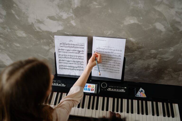 ¿Es necesario aprender teoría musical para tocar el piano?