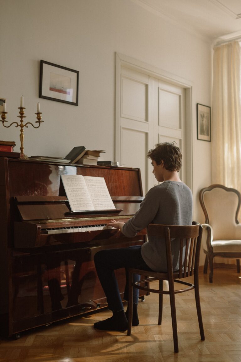 ¿Es necesario saber leer partituras para aprender a tocar el piano?